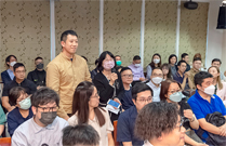 相片：导师和学员积极参与互动交流。